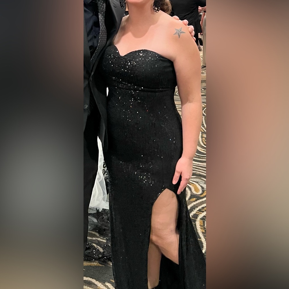 The loose feathered arms straps I had removed. dress is stretchy can fit 12-18